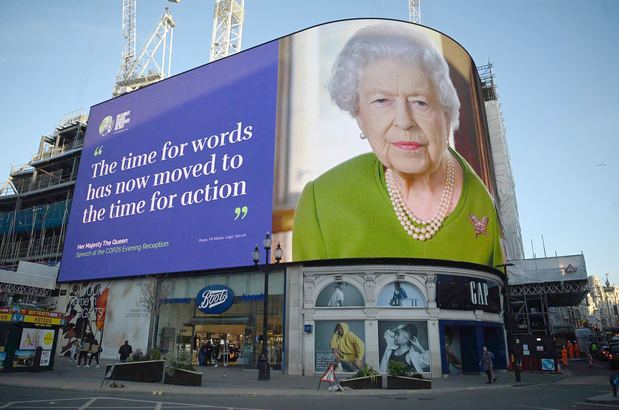 Cartel con una frase del discurso de la reina Elizabeth durante la COP26 en Londres, en una imagen reciente.