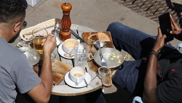 Un brote en un restaurante pone en duda la apertura de locales de gastronomía en Alemania.