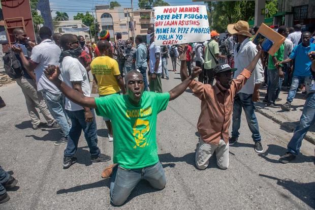 Manifestantes que denuncian el clima de inseguridad que se vive en el país, se reúnen en las cercanías del Ministerio de Justicia y Seguridad Pública, donde son reprimidos por la Policía Nacional Haitiana (PNH), este lunes en Puerto Príncipe (Haití).