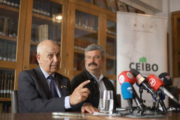 Manuel Araya, asistente personal de Pablo Neruda; y Francisco Marín, investigador de la muerte de Neruda, corresponsal de Proceso de México y coautor del libro 'El doble asesinato de Neruda' (2012), participan en una conferencia de prensa, hoy en Santiago, Chile.