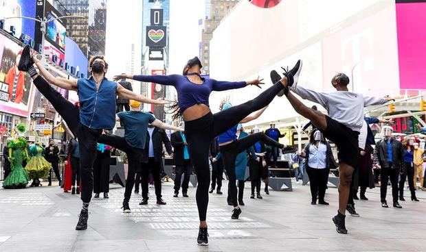 Hace precisamente dos semanas, Broadway marcó un año de cierre con un espectáculo al aire libre en Times Square, titulado 'We Will Be Back' (Volveremos). 