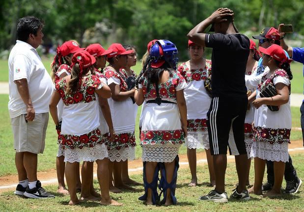Jugadoras del equipo de Diablillas de Hodzonot participan hoy, en un juego de sóftbol en la ciudad de Tulum, estado de Quintana Roo, México