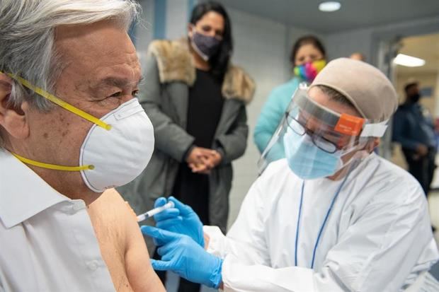 Fotografía cedida por la ONU donde aparece su secretario general, António Guterres, mientras recibe la primera dosis de la vacuna contra Covid-19 este jueves en la escuela secundaria Adlai Stevenson en el barrio del Bronx en Nueva York.
