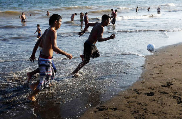 Turistas disfrutan de la playa en Puntarenas, Costa Rica.