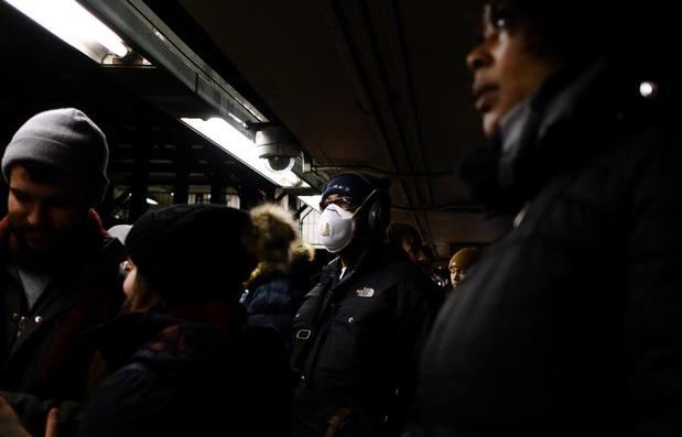 Un hombre usa una máscara mientras espera un metro en Nueva York, Nueva York, EE. UU., 28 de febrero de 2020. Muchas personas en todo el mundo usan máscaras en un esfuerzo por protegerse del coronavirus, aunque los expertos médicos aconsejan que las máscaras de papel básicas tienen una capacidad limitada para proteger a las personas.
