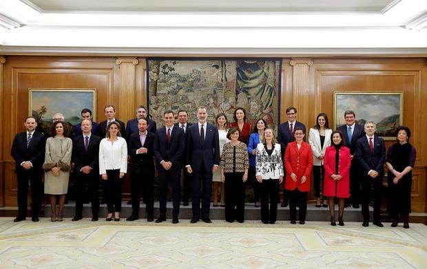 El rey Felipe VI, el presidente del Gobierno, Pedro Sánchez, y los vicepresidentes y ministros del Gobierno del Gobierno, posan para la foto de familia tras la jura o promesa ante el rey del acto de toma de posesión celebrado este lunes en el Palacio de la Zarzuela.