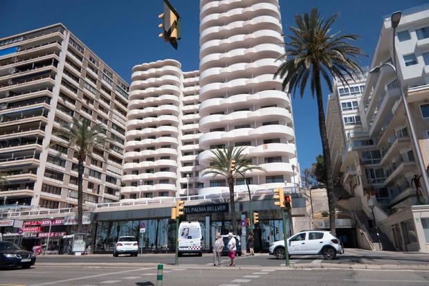 Vista del Hotel Palma Bellver, el hotel covid donde se alojan algunos de los estudiantes que visitaron Mallorca en viaje de estudios y que han tenido contacto con positivos, este domingo.