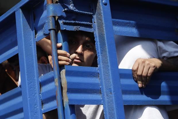 Supuestos pandilleros detenidos durante el Estado de Excepción son trasladados a una cárcel, el 30 de marzo de 2022, en San Salvador, El Salvador.