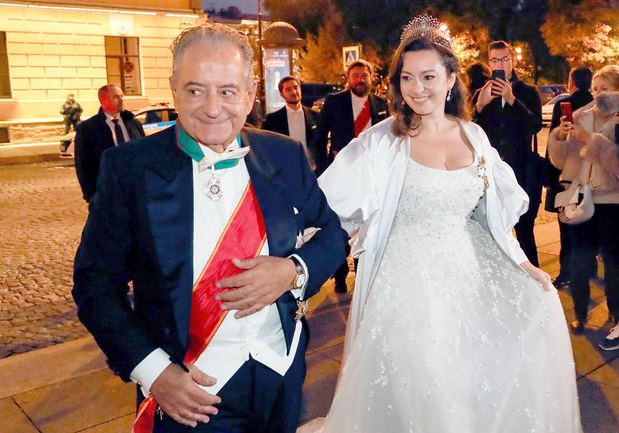 La novia, italiana Rebecca Bettarini (Victoria Románova tras la conversión a la Ortodoxia) (d), acompañada de su padre, Roberto Bettarini, a su llegada al banquete posterior a la ceremonia.