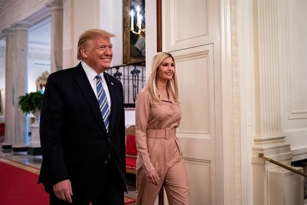 En la imagen, el presidente saliente de Estados Unidos, Donald J. Trump y su hija Ivanka Trump.