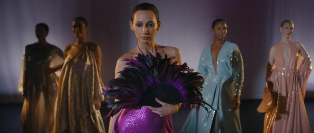 Rebecca Dayan encarnando a la modelo y diseñadora Elsa Peretti en la serie "Halston".