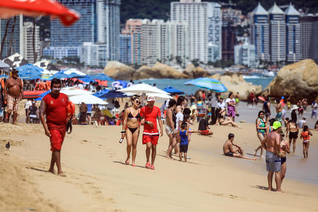 Fotografía de archivo de turistas disfrutan en una playa el 9 de febrero de 2023, en el balneario de Acapulco, México.