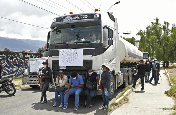 Transportistas protestan contra la ley de Estrategia Nacional de Lucha Contra la Legitimación de Ganancias Ilícitas, hoy, en Cochabamba, Bolivia.