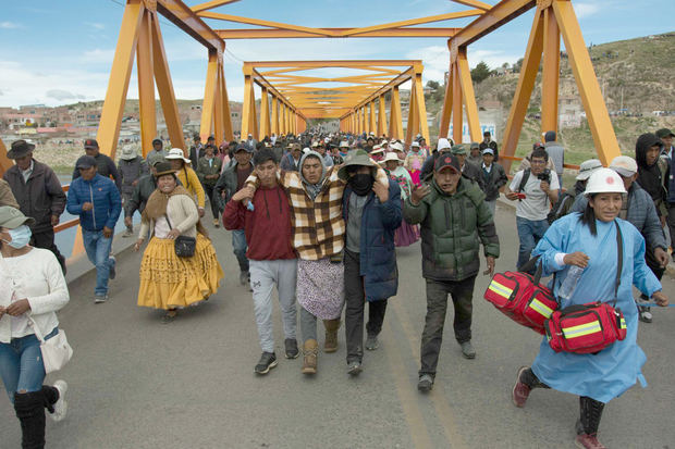 Pobladores rescatan a soldados del rio Llave en Puno, Perú.