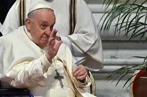 El papa Francisco lava los pies de doce j&#243;venes presos el Jueves Santo