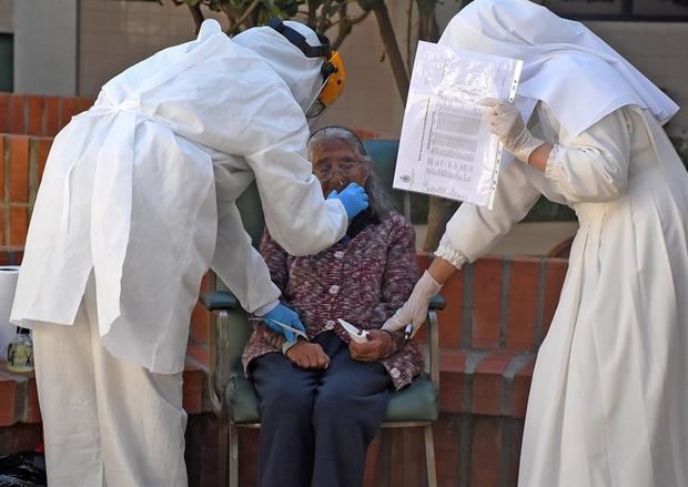 Personal de salud realiza pruebas para detectar casos de COVID-19 en el Hogar San José de la tercera edad, este viernes en Cochabamba, Bolivia.