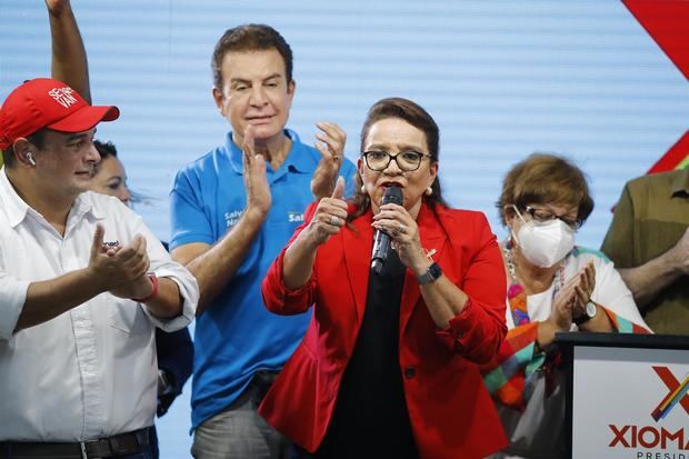 La candidata presidencial hondureña Xiomara Castro (3d) fue registrada al dar una declaración, tras conocerse los resultados parciales de las elecciones de este domingo, en Tegucigalpa, Honduras.