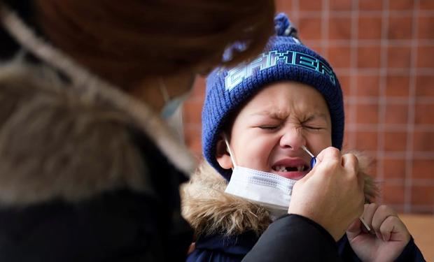 Un niño es sometido a la prueba de coronavirus en Staten Island, Nueva York, EE.UU.