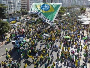 Miles de brasileños salen a la calle por voto impreso y en apoyo a Bolsonaro