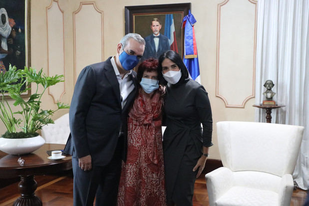 Presidente Luis Abinader, Janet Chaplin y la primera Dama Raquel Arbaje.