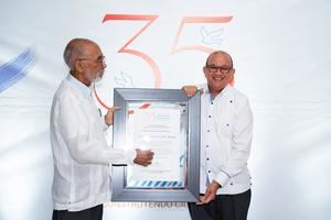 Denis Mota entregó una distinción sorpresa a Juan Castillo, director ejecutivo de Solidaridad.