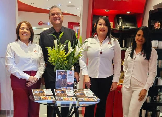 Noemi Herrera. Ignacio Glass, Sulin Lantigua de Glass y Elizabeth Martes.