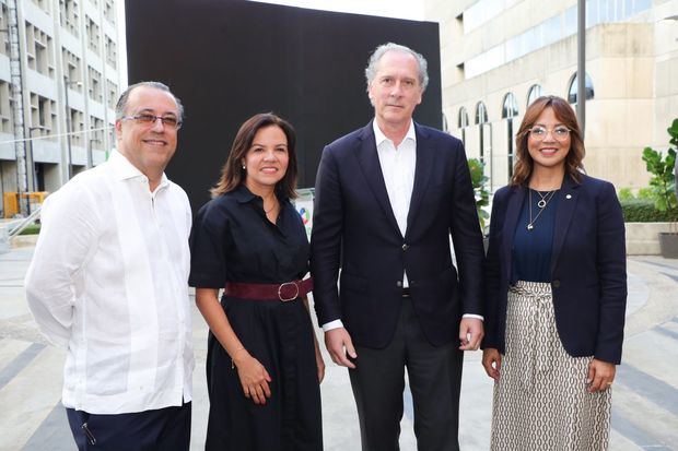 Ja'el García, Carol Félix, Arturo Berned y Josefina Navarro.