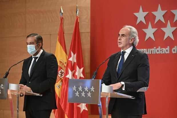 Los consejeros madrileños de Sanidad, Enrique Ruiz Escuero (d) y Justicia, Enrique López, durante la rueda de prensa ofrecida este viernes en Madrid para informar sobre la entrada en vigor de las medidas implementadas de lucha contra el coronavirus que se pondrán en funcionamiento desde esta noche.