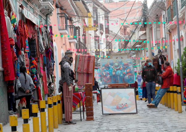 Grupo de turistas visitan las calles Linares y Melchor Jiménez, donde se encuentra el Mercado de las Brujas, que se cerraron hoy, al tráfico de vehículos para dar paso exclusivo a los peatones que quieran disfrutar del 'Espacio en Movimiento' con la oferta de los artesanos y 'chifleras'.