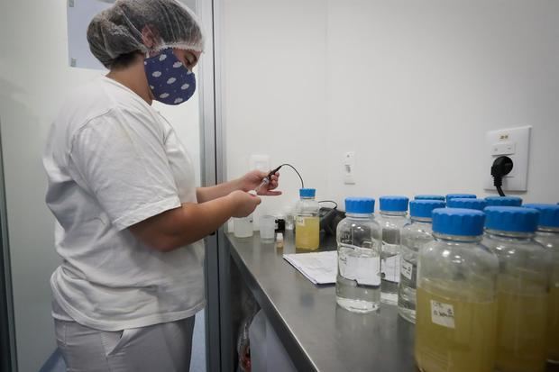 Fotografía de archivo fechada el 4 de marzo de 2021, que muestra a una mujer mientras trabaja en un laboratorio en Canelones, Uruguay.