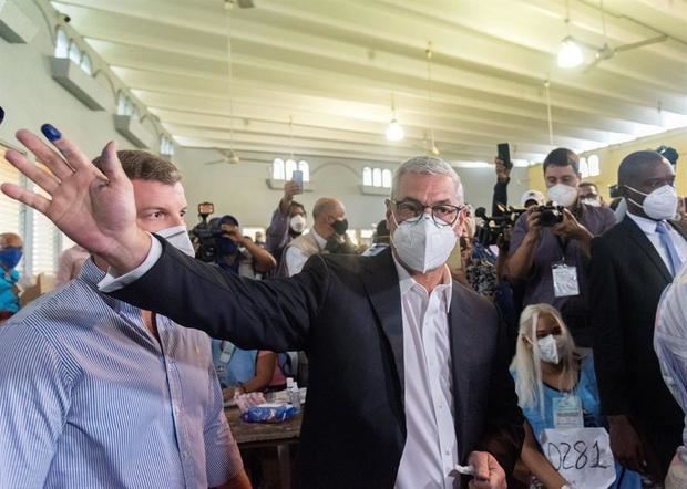 Gonzalo Castillo, candidato presidencial del oficialista Partido de la Liberación Dominicana (PLD), vota este domingo en las elecciones presidenciales y legislativas, en Santo Domingo (República Dominicana).