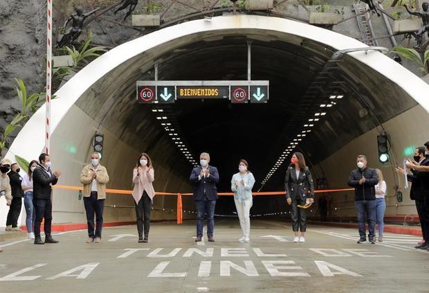 Fotografía cedida por la Presidencia de Colombia del mandatario del país, Iván Duque, durante la inauguración del túnel de la Linea, este viernes en Cajamarca.