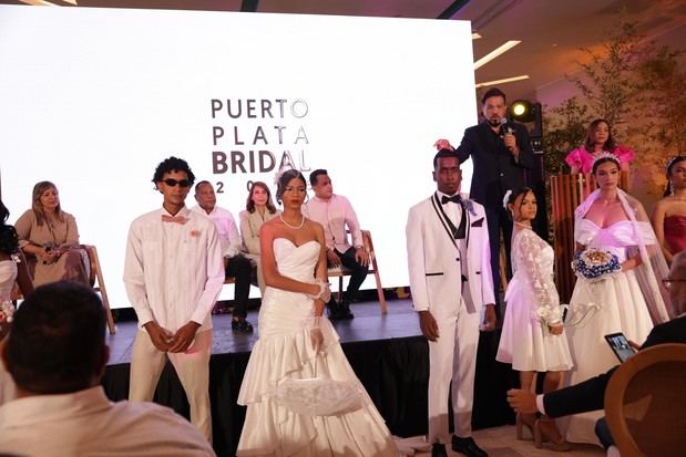 Desfile de trajes y complementos nupciales.