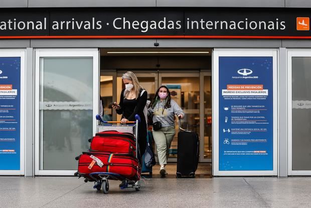 Imagen de archivo de personas arriban al Aeropuerto Internacional de Ezeiza, en Buenos Aires, Argentina.
