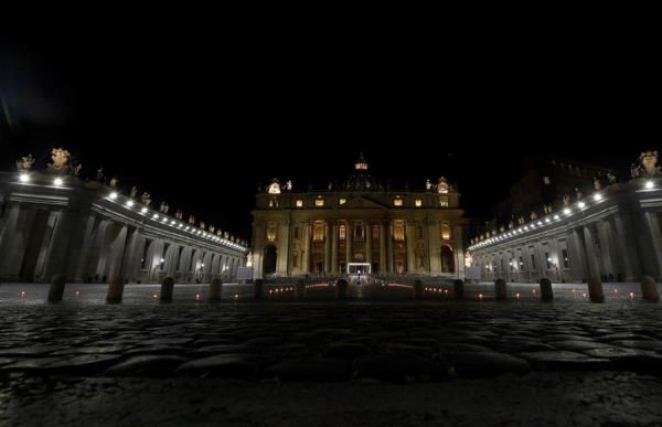 El papa preside un Vía Crucis en una Plaza vaticana completamente vacía. 