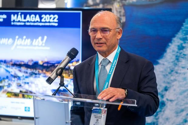 El presidente de la autoridad portuaria de Málaga, Carlos Rubio, habla hoy miércoles durante un acto celebrado en el pabellón del organismo público español Puertos del Estado instalado en la Seatrade Cruise Global en Miami Beach, Florida.