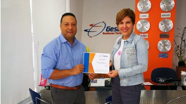 Theresa Sullivan, gerente general de Gestur entregó al señor Wilton Quiroz Escoto el certificado de Ferries del Caribe, por haber obtenido el 1er premio.