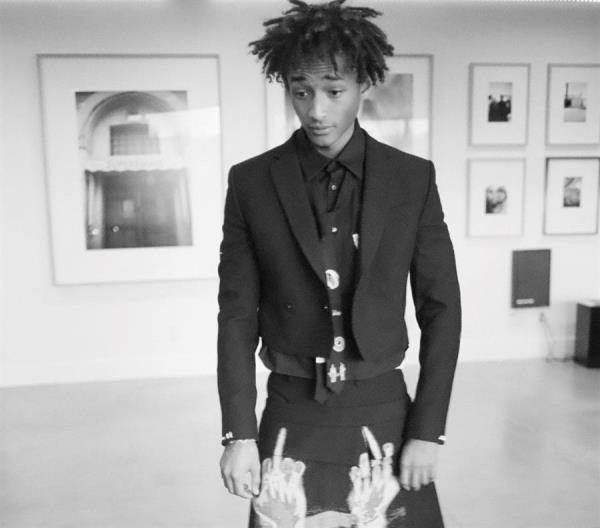 Jaden Smith, hijo del actor Will Smith y Jada Pinkett-Smith, es el invitado especial en la pasarela virtual italiana de moda masculina Pitti Immagine.