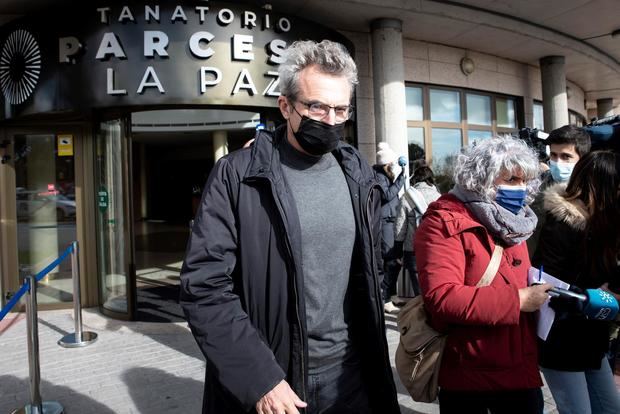 El director, productor y presidente de la Academia de Cine, Mariano Barroso asiste este domingo a la capilla ardiente de la escritora Almudena Grandes instalada en el Tanatorio La Paz de Tres Cantos.