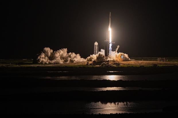 Fotografía cedida por Inspiration4 donde se muestra el cohete Falcon 9 que lleva la cápsula Dragón con cuatro tripulantes civiles mientras despega de la plataforma de lanzamiento 39A del Centro Espacial Kennedy, en Florida, EE.UU.