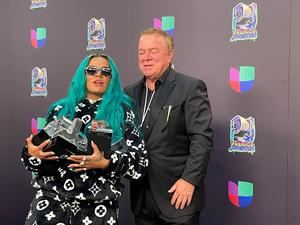 Karol G y Bad Bunny se coronan en unos Premios Juventud muy emotivos