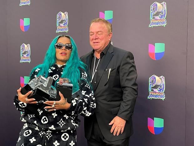 La cantante colombiana Karol G posa con sus premios junto a su padre Guillermo Giraldo al final de la gala de entrega de los Premios Juventud en el Watsco Center, en Coral Gables, Florida, EE.UU.