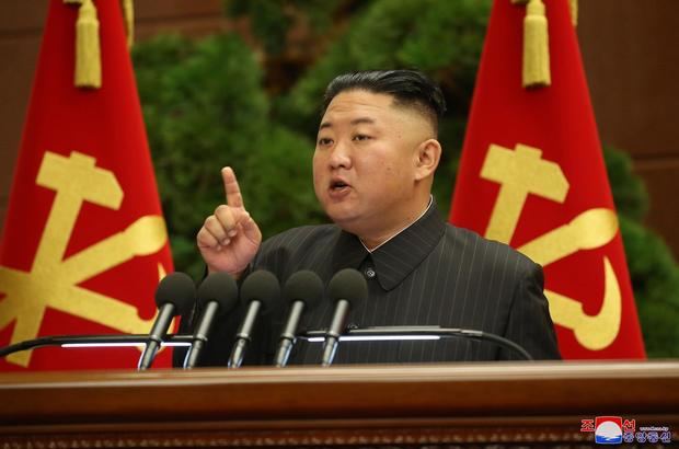 Foto publicada por la Agencia Central de Noticias de Corea del Norte (KCNA) muestra al líder norcoreano Kim Jong-un hablando durante una reunión del Buró Político del Comité Central del Partido de los Trabajadores de Corea (WPK) en Pyongyang, Corea del Norte.