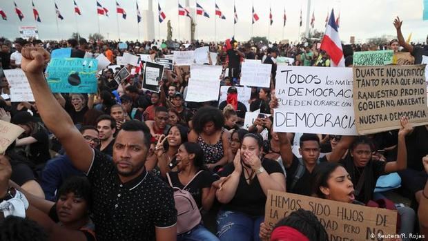 Un cenetar de jóvenes se reúnen en asamblea y protestan frente a la JCE.