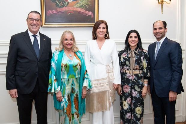 De izquierda a derecha, los señores Juan Manuel Martín de Oliva, Rosa Hernández de Grullón, Theresa Sullivan, Mariel Bera y Frank Elías Rainieri. 