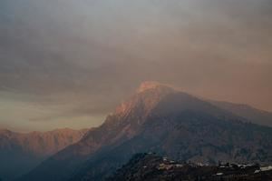 El volcán de La Palma provoca una gran nube de cenizas y numerosos temblores