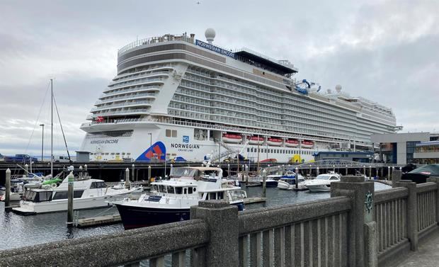 Fotografía del buque Encore, de la naviera Norwegian, antes del embarco de pasajeros para un crucero con destino a Alaska, en Seattle, EE.UU.