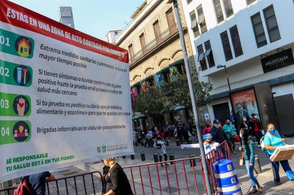 Fotografía del 23 de diciembre de 2020 donde se observan comercios cerrados debido al semáforo rojo por la pandemia de la covid-19,en Ciudad de México (México). 
