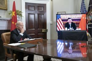 Imagen de archivo de una entrevista telemática entre el presidente de EEUU, Joe Biden, y el líder chino Xi Jinping, tomada en la Casa Blanca, en Washington.