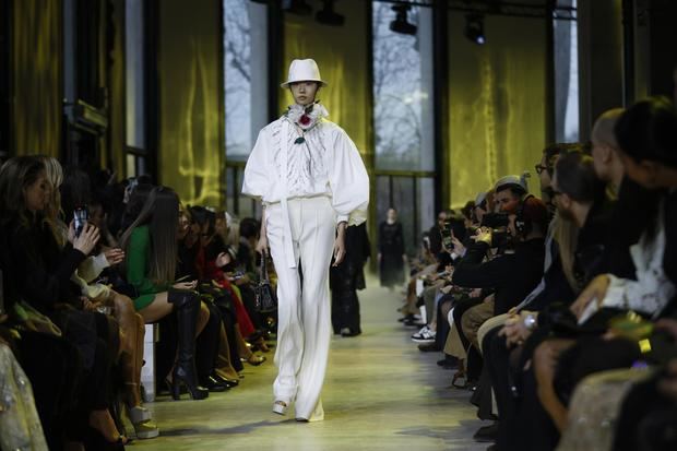 Desfile de la colección de Elie Saab durante la Semana de la Moda de París.